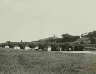 Suzhou, China. Alte Straßenbrücke (um 550) über den Kaiserkanal?. Blick über ein Reisfeld (?) gegen Berg Shang-Fang-Shan