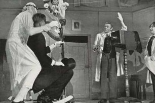 Karl Valentin und Liesl Karlstadt im Film "Im Photoatelier"