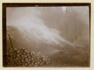 Foto eines Meilers in der Köhlerei bei der Köhlerwiese