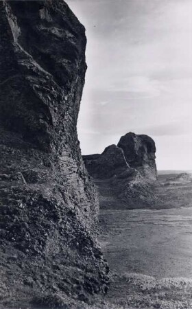 Basaltfelsen der 'Echoklippen' im Tale der Jökulsà, Island