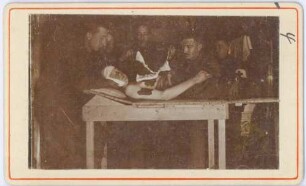 Foto vom Verbinden eines Verwundeten im Sanitätsunterstand des bayerischen Infanterie-Regiments 189 am Fuße des Krähenberges