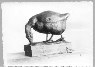 Laufende Gans & Grasende Gans : Grasende Gans. Bronze (vor 1945; E. Richter). Dresden-Südvorstadt, Eisenstuckstraße, Atelier der Künstlerin