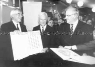 Präsentation der Sonderbriefmarken zur Tag der Einheit bei der Festveranstaltung in der Berliner Philharmonie am 3. Oktober 1990