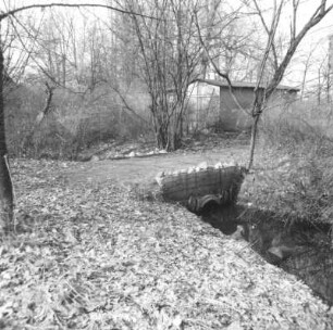 Roggosen-Komptendorf (Neuhausen/Spree-Komptendorf). Gutspark. Teil des Wassergrabens mit Überweg
