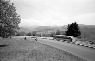 Weiler: Alpenstraße, mit Fahrzeugen