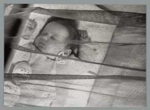 Portrait eines Kleinkindes in Kinderbett schlafend