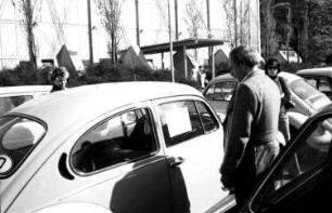 Freiburg: Stadthalle; Gebrauchtwagenschau; Autoverkäufer vor der Stadthalle