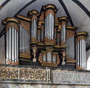 Orgelprospekt mit musizierenden Engeln und Akanthuswerk