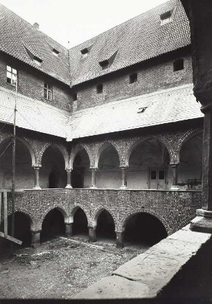 Heilsberg, Ordensschloß der Bischöfe von Ermland : Heilsberg (Lidzbark Warminski), Burg Heilsberg (Zamek biskupi w Lidzbarku Warmińskim), ehemalige Residenz der ermländischen Bischöfe. Innenhof mit Arkadengängen