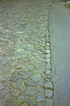 Alte Landstraße: historisches Kopfsteinpflaster: Detailaufnahme