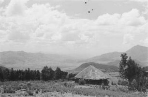 Dorflandschaft : Hütten in einer bergigen Landschaft