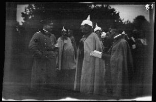 [Taubertal (Lkre. Würzburg und Ansbach und Baden-Württemberg):] Hohe Offiziere [Generalfeldmarschall Colmar von der Goltz (Mitte (?)] im Gespräch beim Kaisermanöver