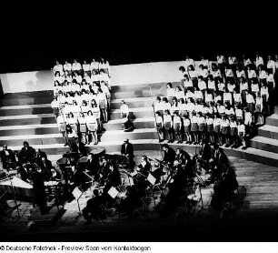 Neuer Chor Dresden, Kinder- und Jugendchor sowie Knabenchor Dresden unter Chorleiter Manfred Winter. Konzert mit dem Staatlichen Sinfonieorchester Pirna im Kulturpalast Dresden (Moderatorin Traute Richter), 25.05.1975