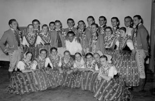 Nationales Kulturensemble der DDR : Gruppenporträt von Mitgliedern des Ensembles