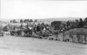 Theisewitz (Kreischa-Theisewitz). Ortsteilansicht mit Landgut Theisewitz. Blick nach Süden zum Gut Zscheckwitz und zum Wilisch (476 m)