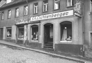 Roßwein, Kirchstraße 8. Wohnhaus mit Laden (Kurz- und Süielwaren Fa. F. H. Lichtenberger) (1801/1900). Straßenansicht