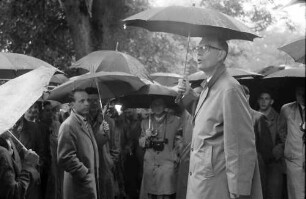 Chemiker; Mainau 4.7.: Begrüßung im Regen durch Graf Lennart Bernadotte