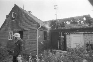 Brand im bewohnten Holzhaus Espenweg 10 in der sogenannten Holzsiedlung von Hardeck