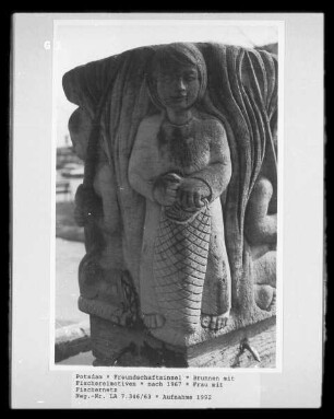 Brunnen mit Fischereimotiven — Frau mit Fischernetz