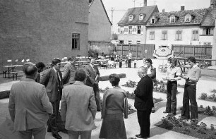 Inbetriebnahme des neuen Spielplatzes der Kindertagesstätte St. Angela im ehemaligen Hinterhof des Hauses Kapellenstraße 54