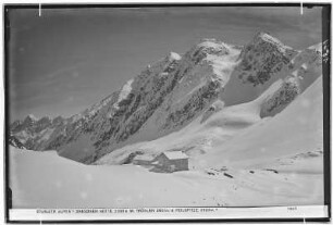 Stubaier Alpen. Dresdner Hütte (2308 Meter) mit Trögler (2901 Meter) und Peilspitze (2823 Meter)