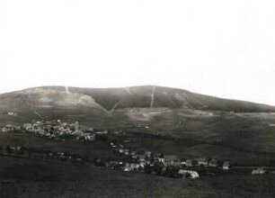 Oberwiesenthal. Stadtansicht mit Fichtelberg von Osten