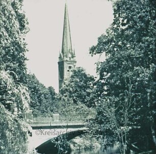 Kurparkallee: Bestebrücke, im Hintergrund Peter-Paul-Kirche