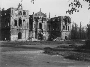 Dresden. Ruine vom Palais im Großen Garten (seit 1676; J. G. Starck). Teichseite von Südosten