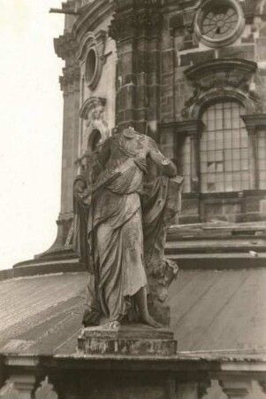 Dresden. Katholische Hofkirche. Figuren der unteren Dachbalustrade. Heilige Rosalia (von Lorenzo Mattielli)