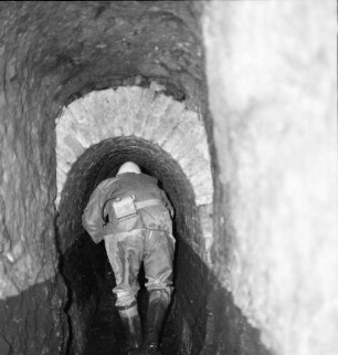 Plauen. Historische Plauener Schlosswasserleitung. Gewölbegang, zum Teil gemauert. Ansicht mit Bergarbeiter
