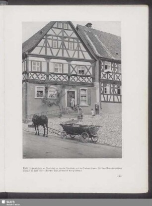 Zeil. Fachwerkhäuser am Marktplatz, an dem die Pfarrkirche und das Rathaus liegen