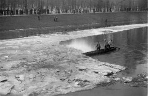 Männer auf einem Kahn : Männer in einem Kahn auf der zugefrorenen Weißen Elster bereiten die Eissprengung vor