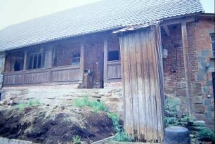 Wohnhaus gegenüber Pfarrhaus mit altem Laubengang, vorn Abort, verbrettert