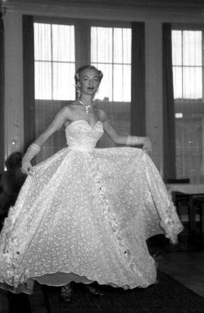 Freiburg: Theaterrestaurant; Abendkleid "Maienzeit" (Berlin), Organdy