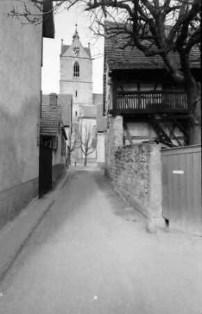 Endingen: Gasse mit Turm der Peterskirche