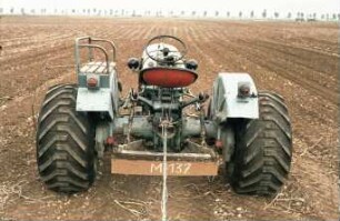 Fotografie: Standardtraktor, Feldtest, Terrareifen, Reifen