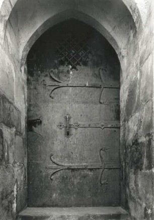 Tür, mit Eisenblech beschlagen. Eiche, Blech, Schmiedeeisen. Um 1870/1880. Meißen: Albrechtsburg T 2/1254, Keller