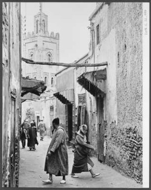 Gasse mit Minarett : Blick durch eine Gasse auf das Minarett einer Moschee