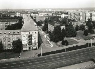 Dresden-Altstadt. Blick aus dem Wohnhochhaus, Grunaer Straße 24, über die Grunaer Straße nach Nord-Nordosten gegen Dresden-Johannstadt