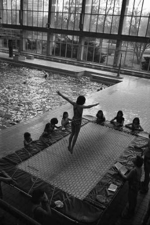 Trampolinspringen im Tullabad