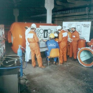 Lübeck. Drägerwerk AG & Co. KGaA. Kundendienstleute von Dräger werden an einer neuen Druckkammer unterwiesen