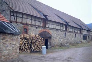 langer Stall mit darüberliegendem Scheunentrakt; Ladeluken