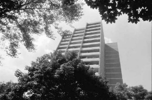 Freiburg; Landwasser: Hochhaus von unten