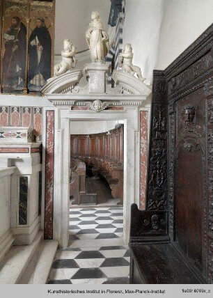 Portal mit Heiligenfigur