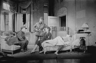 Szenenbilder aus "Die letzte Station" von Erich Maria Remarque. Kammerspiele (Deutsches Theater) Berlin, 17.11.1958 : Mit Inge Keller als Anna Walter, Herwart Grosse als Ross, Margret Homeyer als Grete, Heinz Hinze als Schmid, Wolfram Schaerf als SS-Mann u. a.