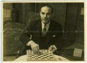 Schauspieler Douglas Fairbanks sen. beim Schachspiel an Bord des Hochseepassagierdampfers "Bremen"