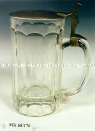 Bierkrug mit Zinndeckel und Rundbogenschliff