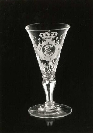 Kelchglas mit Monogramm "E". Wohl Dresden, um 1750. Glas (farblos), Schliff, Matt- und Klarschnitt. Dresden: Kunstgewerbemuseum 41531