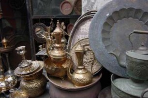 Hauptstadt Tripolis : Gestapeltes Metallgeschirr im Basarviertel, Altstadt von Tripolis, aufgenommen 2006