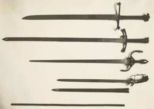 Zwei Jagdschwerter, zwei Hirschfänger (der letztere mit Steinschloßpistole von Niefried, Olbernhau)